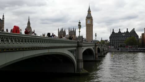 View-of-Big-Ben-over-Westminster-Bridge,-London,-United-Kingdom