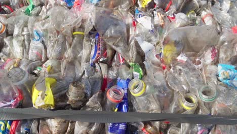 Draufsicht-Auf-Einen-Ballen-Verdichteter-Plastikflaschen,-Der-In-Einer-Abfallverarbeitungsanlage-Recycelt-Werden-Kann