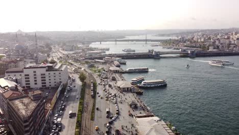 Luftaufnahmen:-Malerische-Aussicht-Auf-Den-Bosporus-Mit-Der-Brücke-Und-Den-Fähren-Von-Istanbul