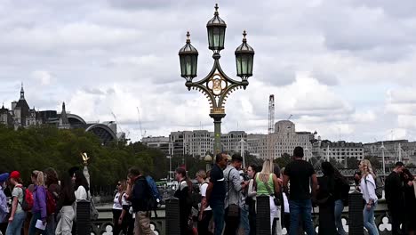 Der-Ansturm-über-Die-Westminster-Bridge-In-Richtung-Big-Ben,-London,-Vereinigtes-Königreich