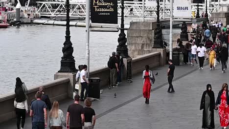 Walking-along-the-River-Thames,-London,-United-Kingdom
