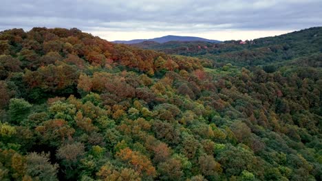 In-Den-Appalachen-In-Der-Nähe-Von-Boone-Und-Blowing-Rock-In-North-Carolina-Beginnen-Sich-Die-Blätter-Zu-Verfärben