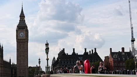 Gente-Cruzando-El-Puente-De-Westminster,-Londres,-Reino-Unido