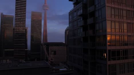 Cinematic-opening-shot-of-the-Toronto-CN-Tower-at-sunset-time,-4K
