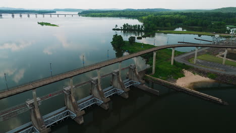 Big-Dam-Bridge-Near-North-Little-Rock-Hydro-Plant-On-The-Arkansas-River-In-Arkansas,-USA