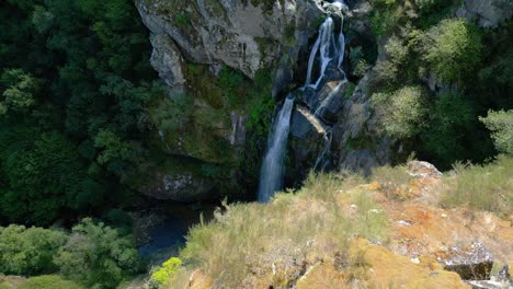 Rocky-Mountain-Cliffs-With-Pristine-Toxa-Waterfall-On-A-Sunny-Summer-Day-In-Silleda,-Pontevedra,-Spain