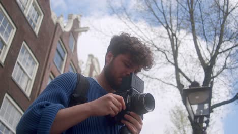 Retrato-De-Un-Fotógrafo-Al-Aire-Libre-Con-Una-Cámara-De-Película-Analógica-En-Amsterdam,-Países-Bajos