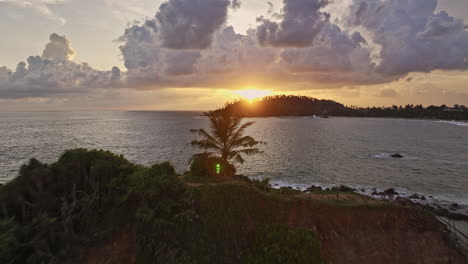 Mirissa-Sri-Lanka-Luftaufnahme-V14-Filmischer-Drohnenüberflug-Papageienfelsen,-Der-Exotische-Tropische-Strände-Und-Den-Wunderschönen-Indischen-Ozean-Mit-Goldenem-Sonnenuntergang-Am-Horizont-Einfängt-–-Aufgenommen-Mit-Mavic-3-Cine-–-April-2023