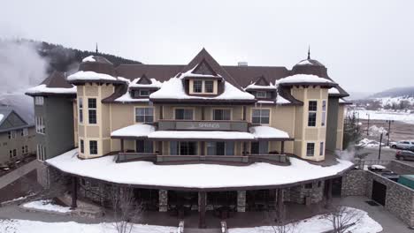 Luftaufnahme-Des-Hauptgebäudes-Des-Pagosa-Hot-Springs-Resorts-An-Einem-Wintertag,-Colorado,-USA,-Freizügige-Drohnenaufnahme