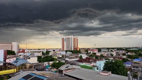 Dunkle,-Bedrohliche-Regenwolken-Rollten-über-Die-Siam-Universität-In-Bangkok,-Thailand