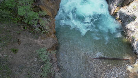 Wunderschöner-Aquablauer-Wasserfall-In-Montana-[4k