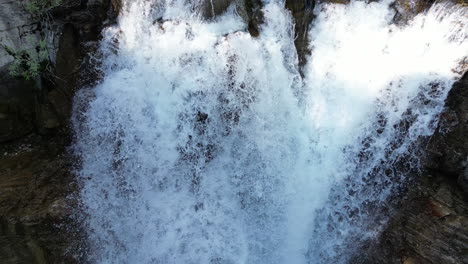 Wasserfall-Aus-Nächster-Nähe-–-Spüren-Sie-Die-Gischt-Des-Wasserfalls