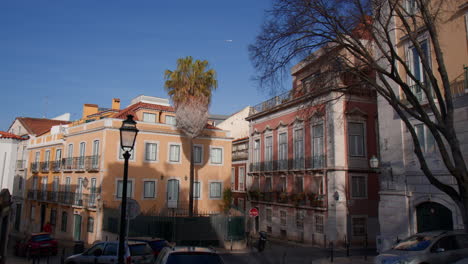Una-Vista-De-Los-Tradicionales-Edificios-De-Apartamentos-En-La-Ciudad-De-Lisboa,-Portugal.