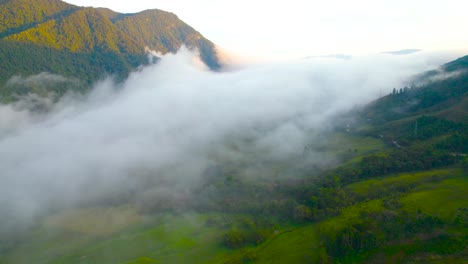 Morgen-In-Oxapampa,-Peru,-Aufgenommen-Aus-Einer-Drohnenperspektive-Aus-Großer-Höhe