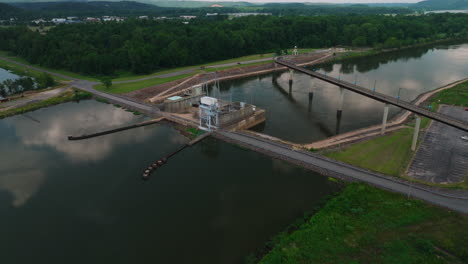 Planta-Hidroeléctrica-De-North-Little-Rock-Cerca-Del-Parque-Cook&#39;s-Landing-Y-El-Puente-Murray-En-North-Little-Rock,-Arkansas