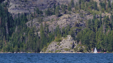 Velero-En-La-Casa-De-Té-Fannette-Island-En-El-Parque-Estatal-Emerald-Bay,-South-Lake-Tahoe,-California,-EE.UU.