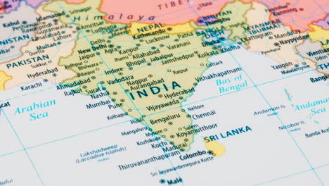 Primer-Plano-De-La-Palabra-País-India-En-Un-Mapa-Mundial-Con-El-Nombre-Detallado-De-La-Ciudad-Capital