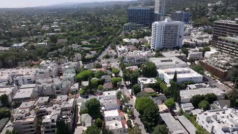 Edificios-Residenciales-Sobrevolados-Por-Drones-Desde-El-Barrio-Norma-Triangle,-West-Hollywood
