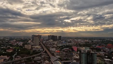Zeitraffer-Morgensonnenaufgang-Erleuchtet-Die-Thailändische-Hauptstadt