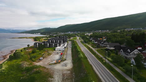 Barrio-De-Tromso-Junto-Al-Fiordo,-Descenso-Aéreo-Tromsøysundvegen-E8
