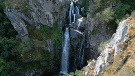 Luftaufnahme-Der-Berühmten-Fervenza-Do-Toxa,-Die-Durch-Bergklippen-In-Silleda,-Pontevedra,-Spanien-Fließt
