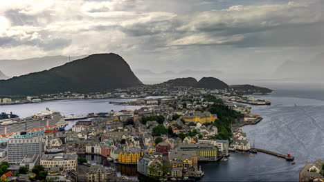 Telephoto-timelapse-shot-from-Aksla-viewpoint-over-Ålesund-in-Norway