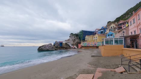 Timelapse-De-Olas-Del-Mar-Rompiendo-En-Las-Coloridas-Casas-De-La-Bahía-Catalana-De-Gibraltar