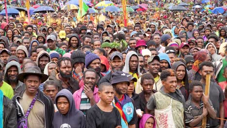 Riesige-Menschenmenge-Aus-Papua-Neuguinea-Gesichtern,-Die-Die-Rede-Beobachten-Und-Darauf-Reagieren