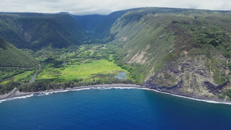 Wonderful-Waipio-valley-in-Big-Island-of-Hawaii,-high-establishing-aerial-shot