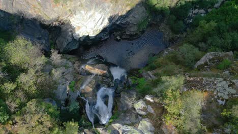 Top-View-Of-Fervenza-do-Toxa-Waterfalls-Flowing-Over-Steep-Mountains-In-Silleda,-Pontevedra,-Spain