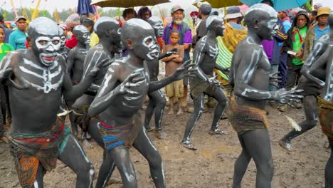 Hombres-Con-Cuerpos-Pintados-Como-Esqueletos-Intentan-Asustar-A-La-Multitud,-Papúa-Nueva-Guinea