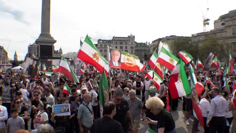 Tausende-Demonstranten-Mit-Plakaten-Und-Schwenkenden-Iranischen-Flaggen-Versammeln-Sich-Auf-Dem-Trafalgar-Square,-Um-Den-Einjährigen-Todestag-Von-Mahsa-Amini-Zu-Begehen