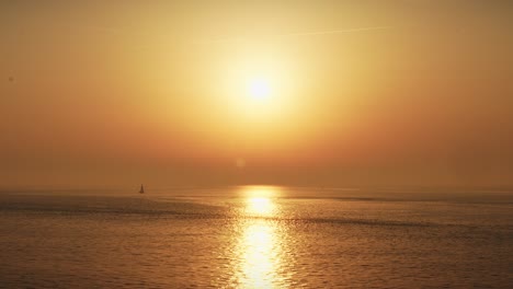 Perfektes-Timing-Für-Ein-Boot-Zum-Sonnenuntergang-Oder-Sonnenaufgang