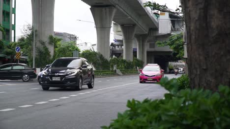 Leichter-Verkehr-In-Den-Straßen-Der-Innenstadt-Von-Bangkok,-Thailand