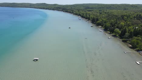 Shoreline-of-Big-Glen-Lake,-near-Glen-Arbor-Michigan,-popular-for-recreational-boating