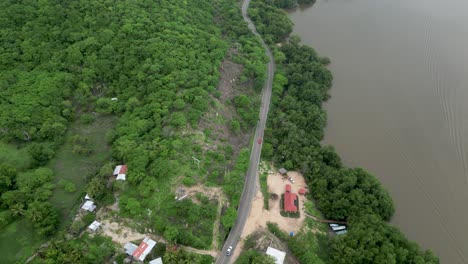 Al-Lado-De-La-Laguna,-Vistas-Aéreas-Del-Camino-A-Manialtepec.
