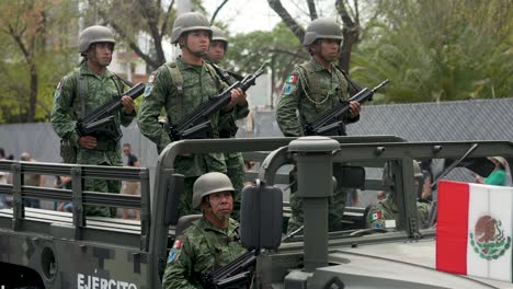 Humwee-Transportiert-Mexikanische-Soldaten-Während-Der-Parade-Zum-Unabhängigkeitstag