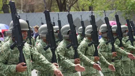 Marschierende-Soldaten-Der-Mexikanischen-Armee-Bei-Der-Parade-Zu-Ehren-Des-Unabhängigkeitstages-Mexikos