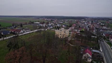 Atemberaubende-Drohnenvideoaufnahmen-Vom-Schloss-Europa-In-Opolskie