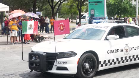Guardia-Nacional-–-Mexikanisches-Polizeiauto-Mit-Bewaffneter-Polizeiwache