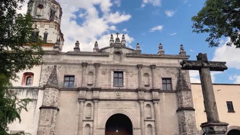 San-Juan-Bautista-parish-frontal-approach-time-lapse-in-Coyoacan,-Mexico-City