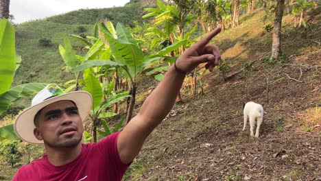 Joven-Agricultor-Local-Colombiano-Explicando-La-Producción-Agrícola-Bananera-Al-Atardecer