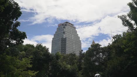 Firmengebäude-Der-HSBC-International-Bank-In-Bangkok,-Thailand