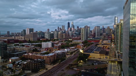 Aerial-pan-shot-of-the-Fulton-River-district,-dramatic-evening-in-Chicago,-USA