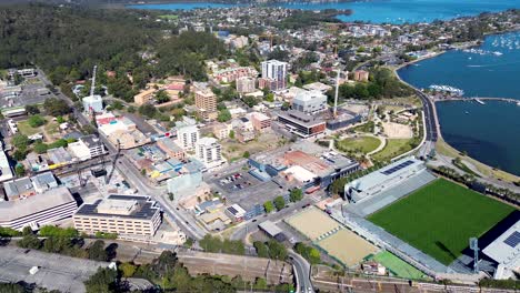Drone-Antena-Gosford-Ciudad-Cbd-Frente-Al-Mar-Playa-Edificios-Estadio-Ciudad-Desarrollo-Urbano-Costa-Central-Turismo-Viajes-Nueva-Gales-Del-Sur-Australia