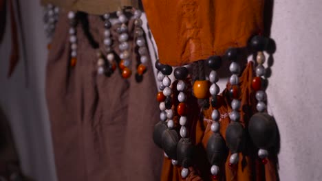 Eine-Makroaufnahme-Konzentriert-Sich-Auf-Die-Perlen-An-Den-Enden-Der-Traditionellen-Kleidung,-Die-Von-Den-Shipibo-Ureinwohnern-Getragen-Wird