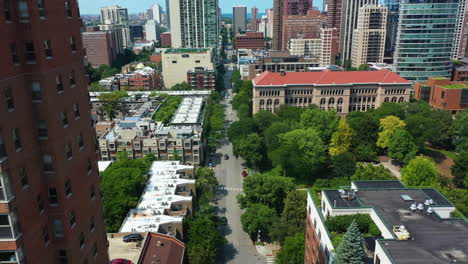 Aerial-view-over-quiet-Clark-streets-of-Near-North-Side,-in-sunny-Chicago,-USA---Washington-Square-park