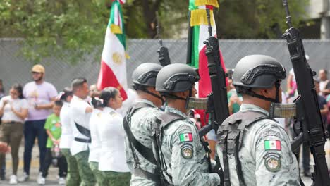 Soldaten-Mit-Mexikanischer-Flagge-Bei-Der-Parade-Zu-Ehren-Des-Unabhängigkeitstages-Mexikos