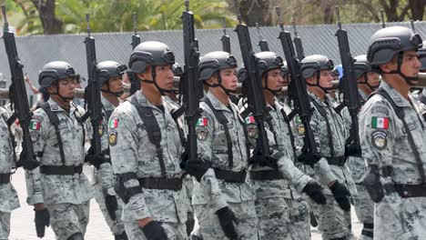 Soldados-Del-Ejército-Mexicano-En-El-Desfile-En-Honor-Del-Día-De-La-Independencia-De-México