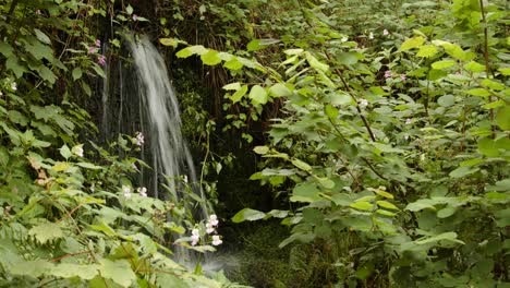 Weitwinkelaufnahme-Eines-Kleinen-Wasserfalls-Im-Garw-Valley,-Afan,-Cynonville